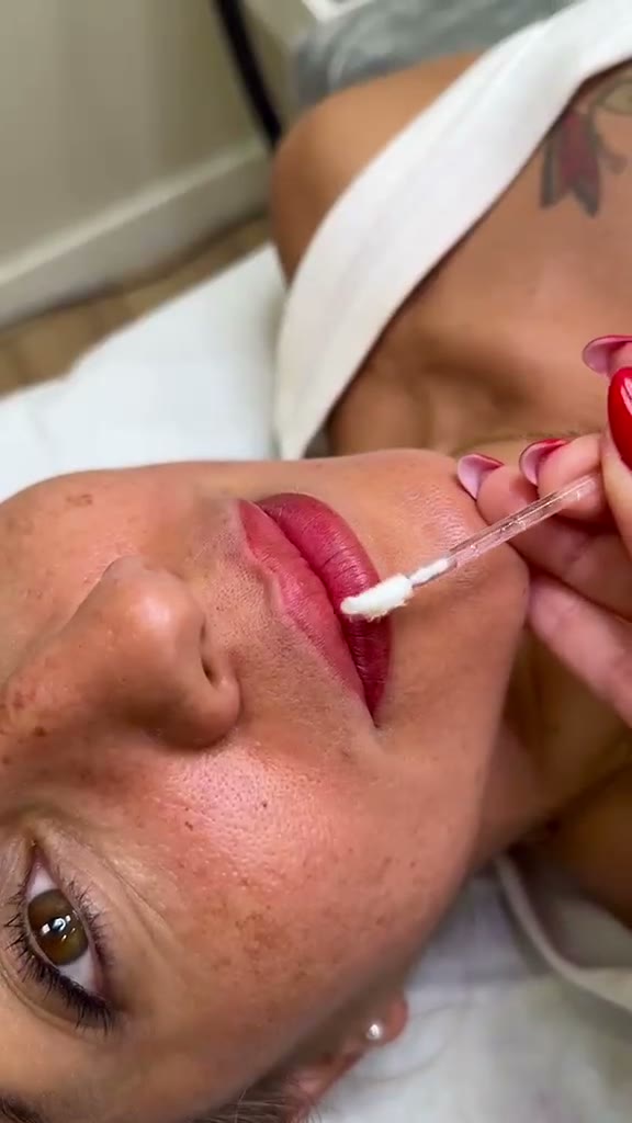 Vídeo del proceso de micropigmentación de labios en directo