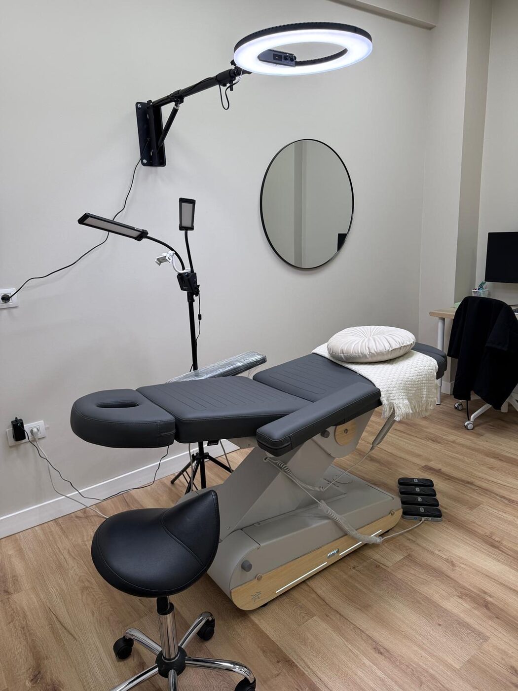Cabina de tratamiento con camilla y aro de luz en Liora Microbeauty